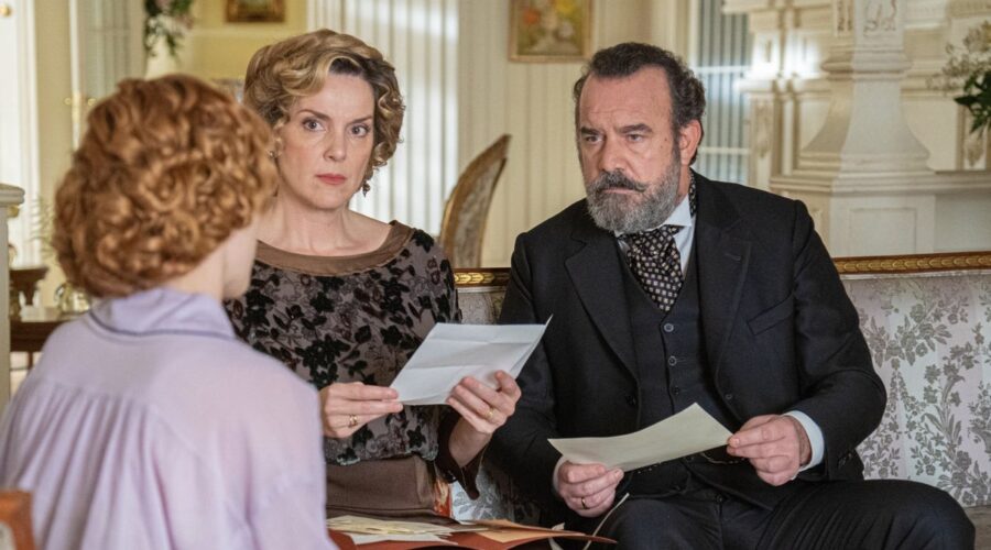 Alicia Bercan (Leonor Luján), Eva Martín (Cruz Ezquerdo) e Manuel Regueiro (Alonso Luján) in una scena de “La Promessa”. Credits: Bambú Producciones/RTVE/RTI Mediaset.