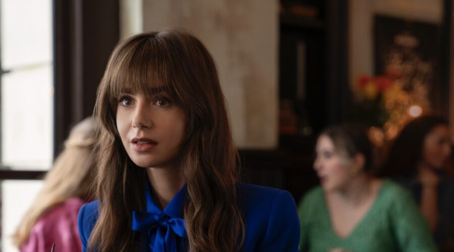 Lily Collins (Emily) in una scena di “Emily In Paris 4”. Credits: Stephanie Branchu/Netflix © 2024.