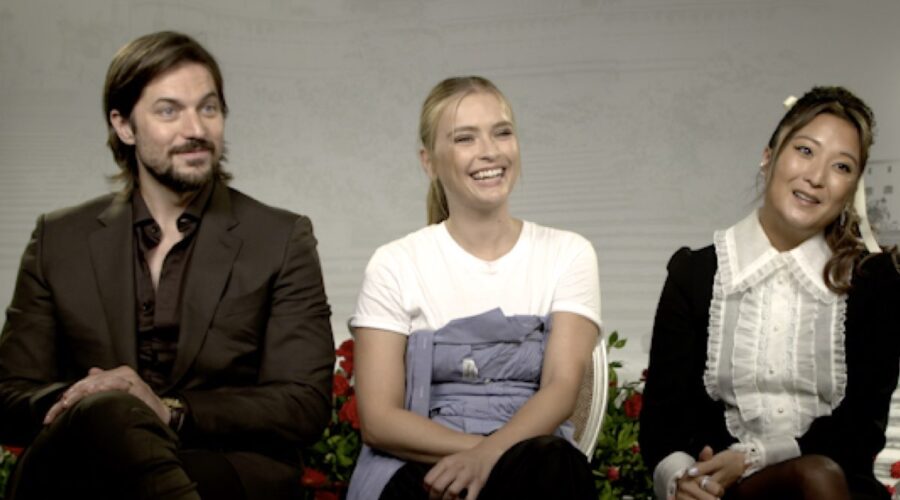 Lucas Bravo, Camille Razat, Ashley Park Per L'intervista A Emily In Paris Credits Netflix