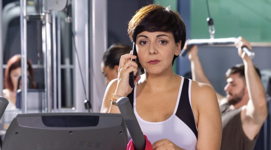 Antonella Prisco (Mariella) in palestra in una scena di “Un Posto Al Sole” Credits: Rai.