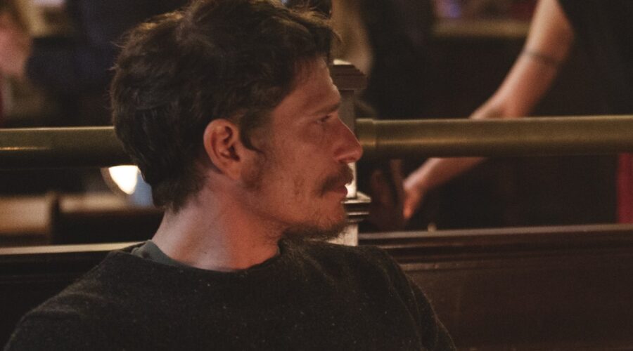 Matteo Martari (Paolo Costa) in una scena di “Brennero”. Credits: Rai.