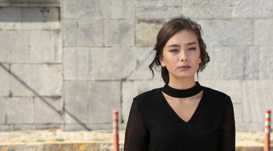 Neslihan Atagül (Nihan Sezin) in una scena di “Endless Love”. Credits: RTI Mediaset.