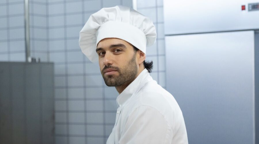 Vladimir Randazzo (Nunzio) in una scena di “Un Posto Al Sole”. Credits: Rai.