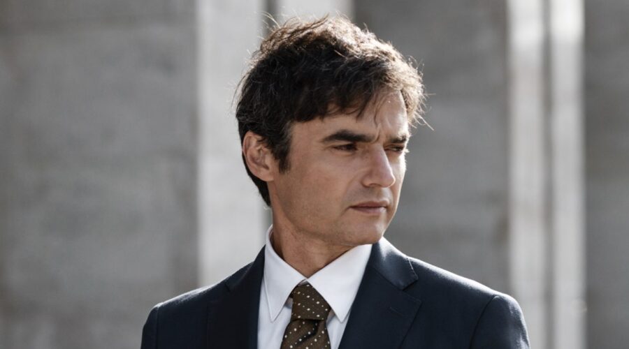 Paolo Briguglia (Roberto Corsaro) in una scena de “I Fratelli Corsaro“. Credits: Mediaset.