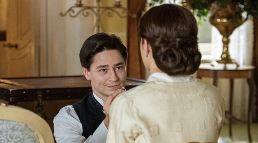 Da sinistra: Michel Tejerina (Pelayo) e Carmen Asecas (Catalina Luján) ne