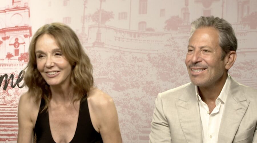 Philippine Leroy-beaulieu E Darren Star Intervistati Per Emily In Paris 4 Credits Netflix