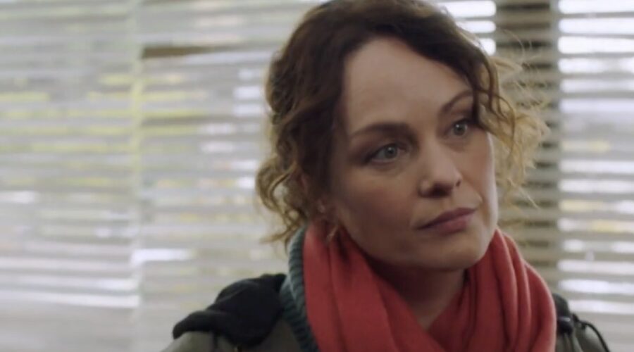 Raphaëlle Agogué (Audrey Castillon) in una scena dal trailer di “Simon Coleman”. Credits: France Télévisions / Fotogramma da YouTube.