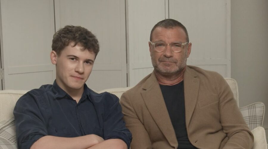 Da sinistra: Sam Nivola (Will Winbury) e Liev Schreiber (Tag Winbury) in un fotogramma dell'intervista per TVSerial.it su “The Perfect Couple”. Credits: Netflix/TVSerial.it.