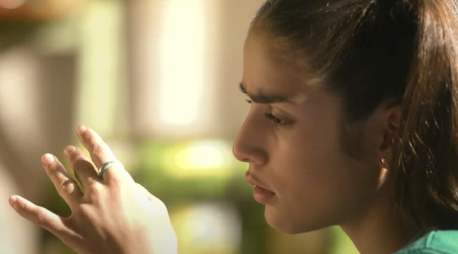 Violeta Madel (Ayla) in una scena dal trailer di “Ayla and the Mirrors”. Credits: Disney+/Cattura schermo Youtube