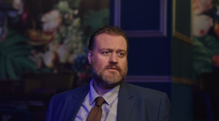 Stefano Fresi (Kostas) in una scena di “Kostas”. Credits: Renia Stathatou/Rai.