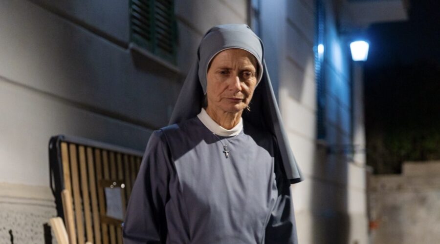 Stefania Micheli (suor Maura) in una scena di “Un Posto Al Sole” Credits: Rai.