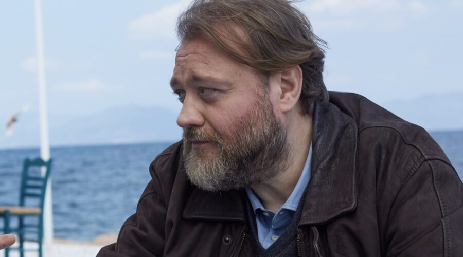 Stefano Fresi (Kostas Charitos) in una scena di “Kostas”. Credits: Elisavet Moraki/Rai.