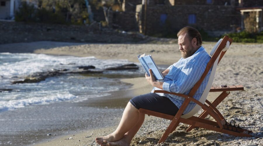 Stefano Fresi (Kostas Charitos) in una scena di “Kostas”. Credits: Elisavet Moraki/Rai.