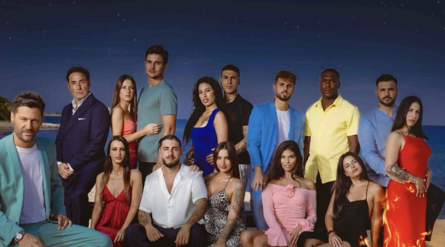 “Temptation Island”, foto con gruppo coppie al falò insieme Filippo Bisciglia. Credits: Mediaset.