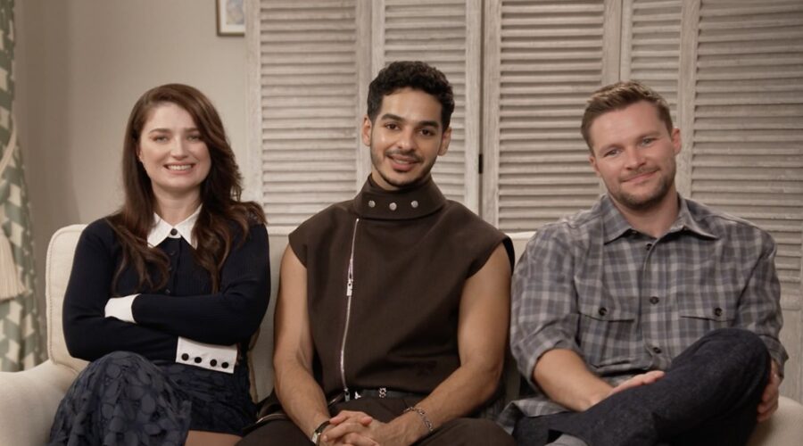 Da sinistra: Eve Hewson (Amelia Sacks), Ishaan Khattar (Shooter Dival) e Jack Reynor (Thomas Winbury) in un fotogramma dell'intervista per TVSerial.it su “The Perfect Couple”. Credits fotogramma: Netflix/TVSerial.it.