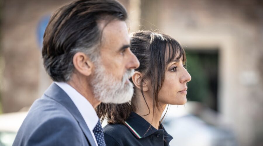 Da sinistra: Thomas Trabacchi (Ottavio Canovi) e Ambra Angiolini (Sara Nobili) in una scena di “Sempre al tuo fianco”. Credits: Rai.