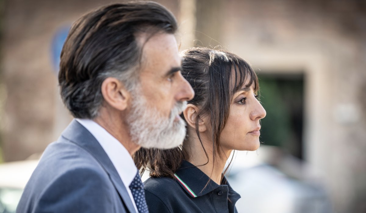 Da sinistra: Thomas Trabacchi (Ottavio Canovi) e Ambra Angiolini (Sara Nobili) in una scena di “Sempre al tuo fianco”. Credits: Rai.