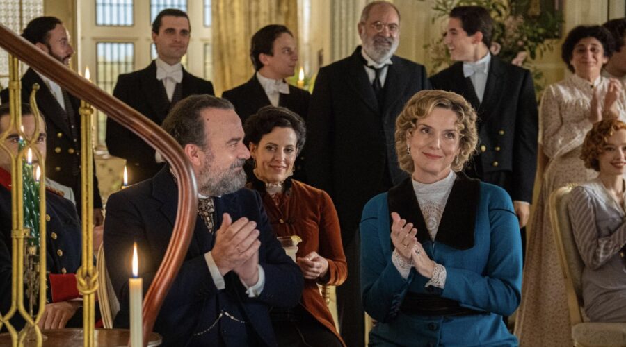 Da sinistra: Manuel Regueiro (Alonso Luján) e Eva Martín (Cruz Ezquerdo) in una scena de “La Promessa”. Credits: Bambú Producciones/RTVE/RTI Mediaset.
