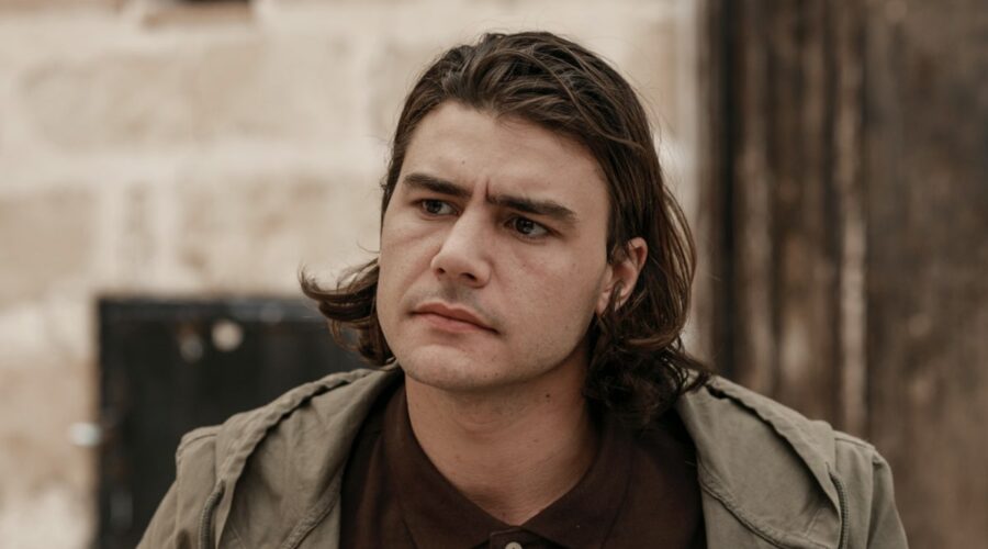 Vittorio Magazzù (Pippo Nocera) in una scena de “I Fratelli Corsaro“. Credits: Mediaset.