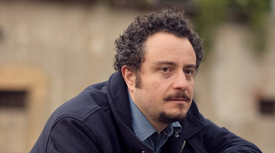 Alessio Praticò (Fabio) in una scena di “Stucky”. Credits: Rai.