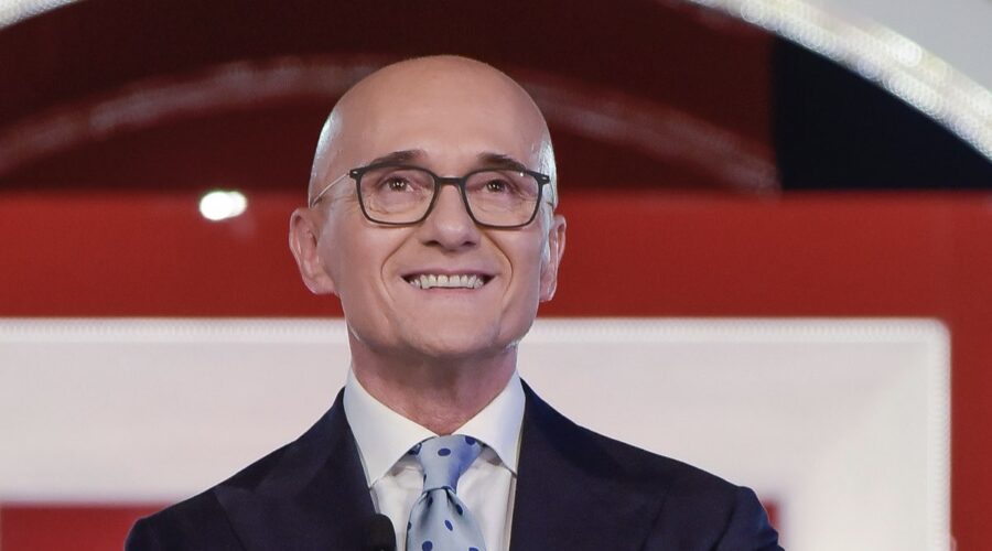 Alfonso Signorini conduce Grande Fratello 2024. Credits foto: per gentile concessione dell’ufficio stampa Endemol Shine Italy.