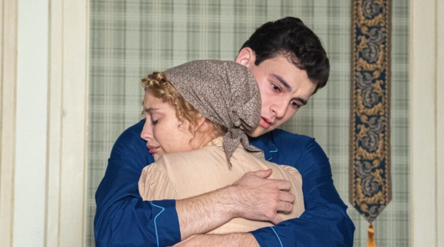 Ana Garces (Jana Exposito); Xavi Lock (Curro De La Mata) In La Promessa Credits Rete In Rete Ana Garces (Jana Exposito); Xavi Lock (Curro De La Mata) In La Promessa Credits Rete In Rete