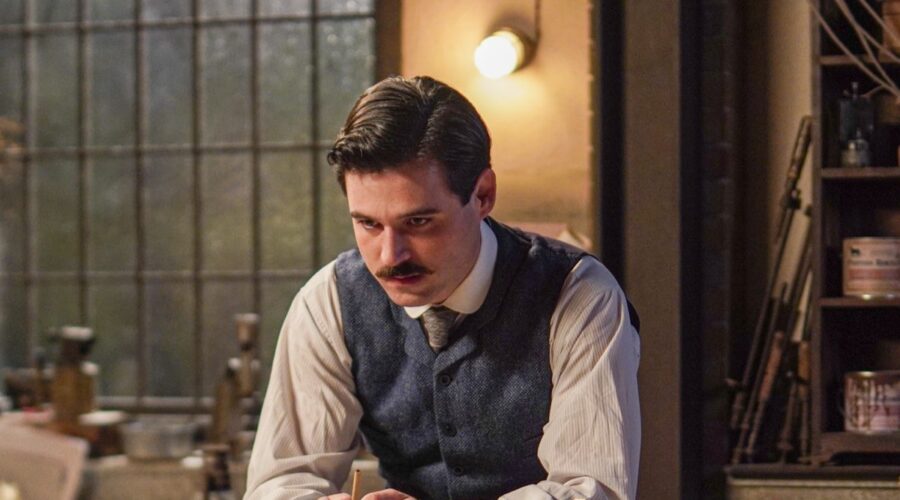 Arturo Sancho (Manuel Luján) In La Promessa Credits Rete In Rete