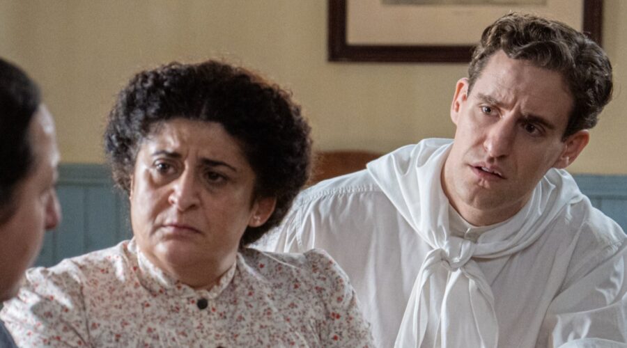 Carmen Flores (Simona Martínez); Teresa Quintero (Candela García); Enrique Fortún (Lopez Ruiz ) In La Promessa 306 Credits Rete In Rete