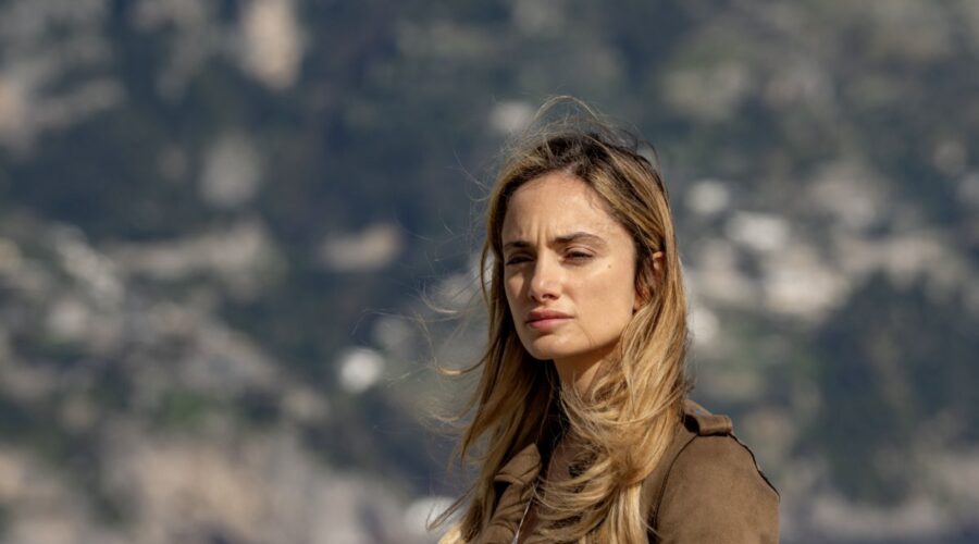 Denise Capezza (Marina) in una scena di “Inganno” Credits: Gianni Fiorito/Netflix © 2024.