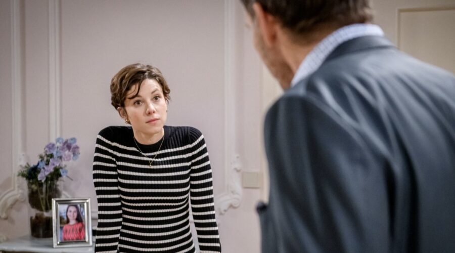 Dorothée Neff (Eleni Schwarzbach) in una scena di “Tempesta D'Amore”. Credits: Das Erste/RTI Mediaset.