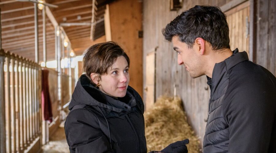 Da sinistra: Dorothée Neff (Eleni Schwarzbach) e Christopher Jan Marcel Zuschlag (Leander Saalfeld) in una scena di “Tempesta D'Amore”. Credits: Das Erste/RTI Mediaset.