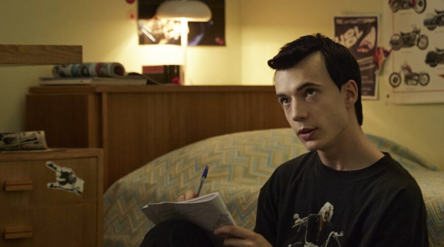 Elia Nuzzolo (Max) in una scena di “Hanno Ucciso L'Uomo Ragno”. Credits: Lucia Iuoro/Sky Italia.