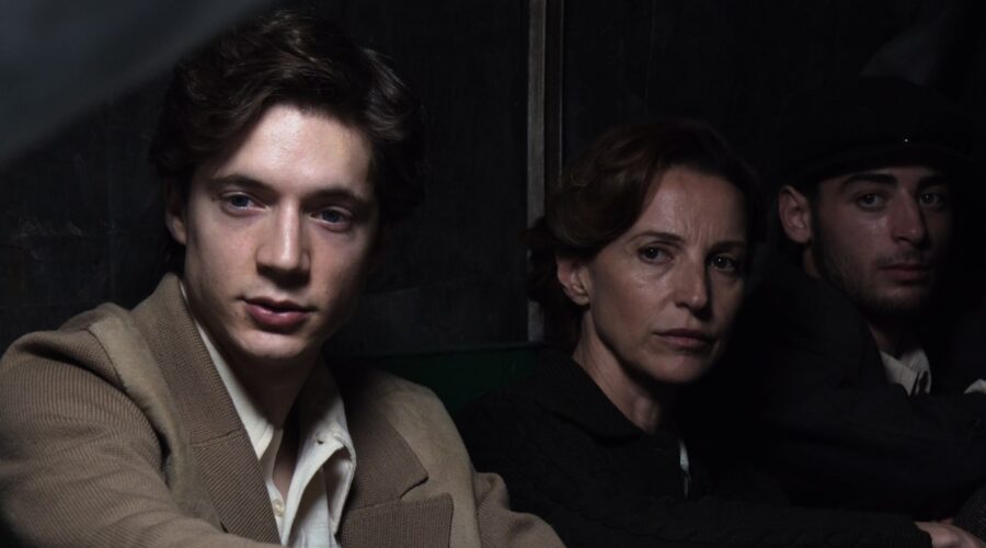 Elia Nuzzolo (Mike Bongiorno da giovane) in una scena di “Mike”, Credits: Rai.