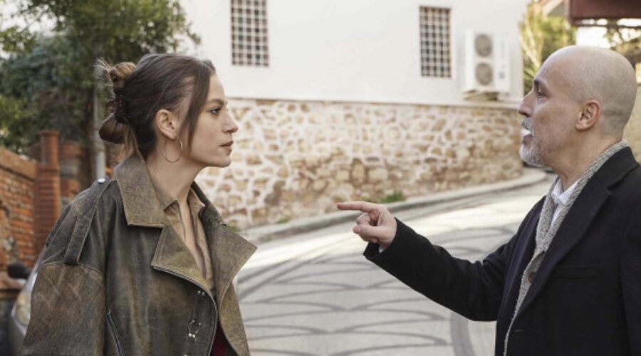 Da sinistra: Serenay Sarikaya (Devin) e Ozan Gözel (Ergun) in “The Family”. Credits: RTI Mediaset/Cattura schermo Mediaset Infinity.