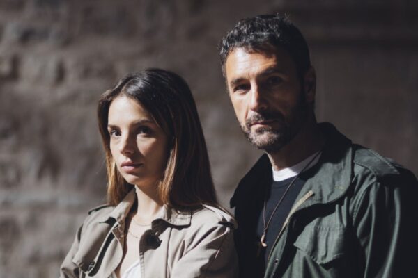 Da sinistra: Raoul Bova (Don Massimo) e Federica Sabatini (Giulia) in una scena di “Don Matteo 14”. Credits: Virginia Bettoja e Rai.