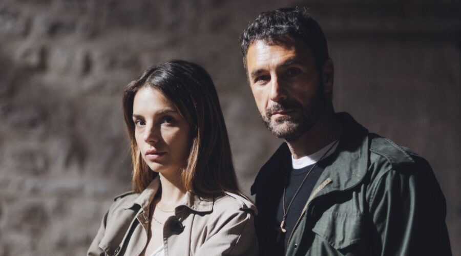 Da sinistra: Raoul Bova (Don Massimo) e Federica Sabatini (Giulia) in una scena di “Don Matteo 14”. Credits: Virginia Bettoja e Rai.