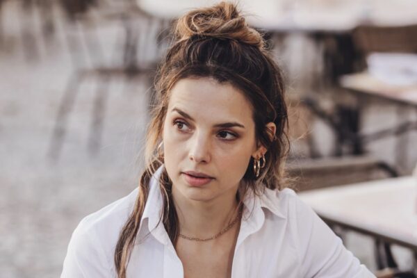 Federica Sabatini (Giulia Mezzanotte) in una scena di “Don Matteo 14”. Credits: Rai e Virginia Bettoja Per Lux Vide.