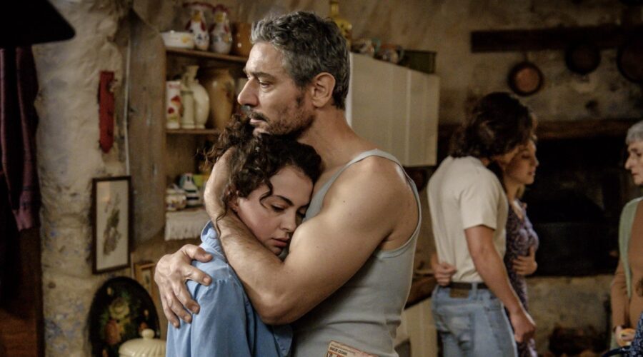 Da sinistra: Federica Torchetti (Maria) e Giuseppe Zeno (Antonio) in una scena di “Storia Di Una Famiglia Perbene 2” Credits: Ufficio Stampa Mediaset.