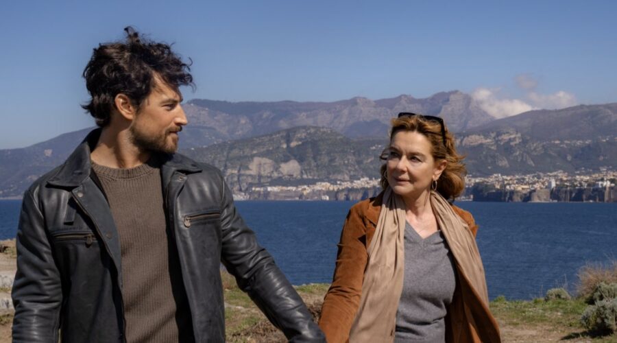 Da sinistra: Giacomo Gianniotti (Elia) e Monica Guerritore (Gabriella) in una scena di “Inganno” Credits: Gianni Fiorito/Netflix © 2024.