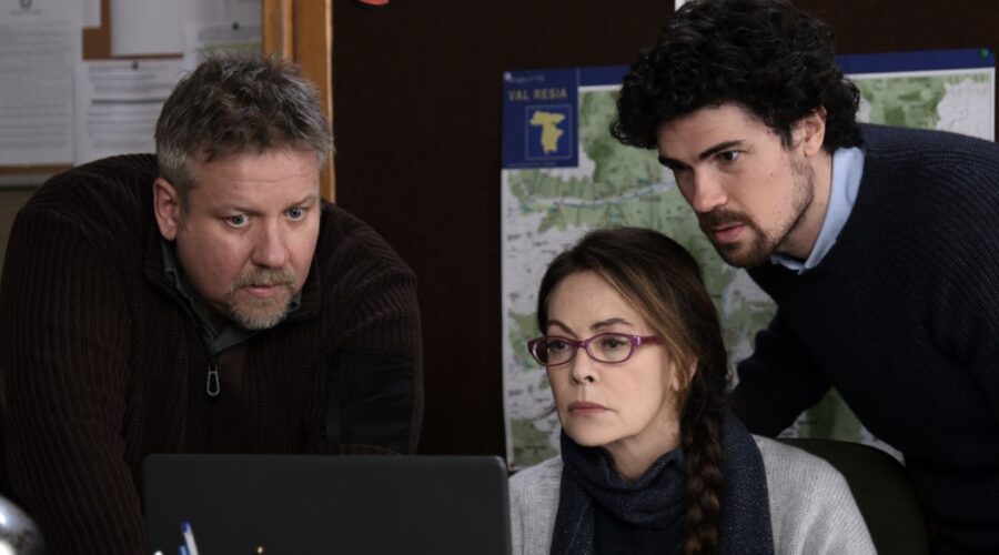 Da sinistra: Gianluca Gobbi (Giacomo), Elena Sofia Ricci (Teresa) e Giuseppe Spata (Massimo) in una scena di “Ninfa Dormiente”. Credits: Rai.