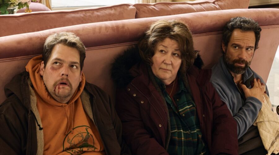 Da sinistra: Remy Bouchard (Guillaume Cyr), Ruth Clarke (Margo Martindale) e Mike Byrne (Chris Diamantopoulos) in una scena di “The Sticky: Il Grande Furto” Credits: Amazon Prime Video.