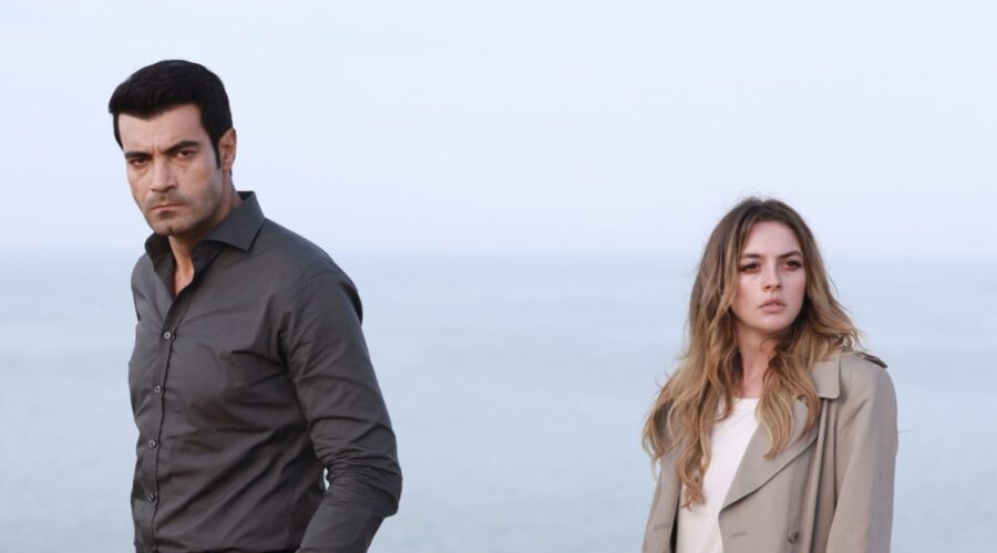 Da sinistra: Murat Ünalmış e Melis Sezen in una scena de “La Rosa Della Vendetta”. Credits: RTI Mediaset.