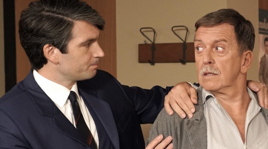 Da sinistra: Filippo Scarafia (Roberto Landi) e Pietro Genuardi (Armando Ferraris) in una scena de “Il Paradiso Delle Signore 9”. Credits: Rai.