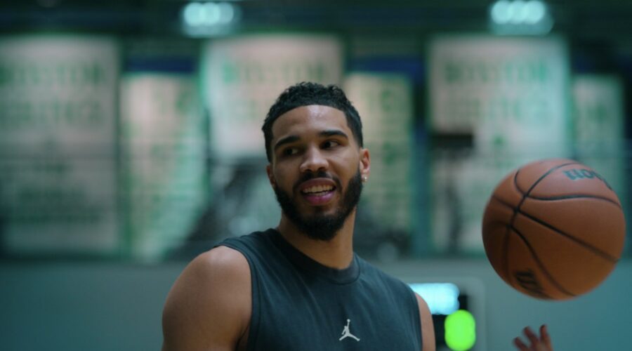 Jayson Tatum in una scena sul set si “Starting 5: il quintetto inziale”. Credits: Netflix.