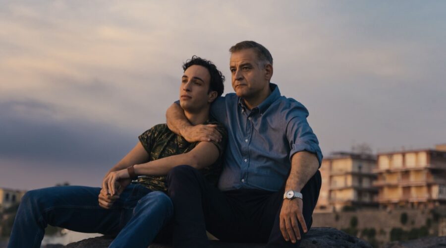 Da sinistra: Lorenzo Sarcinelli (Giacomo) e Fortunato Cerlin (Luca) in una scena di “Nudes” 2. Credits: Rai.