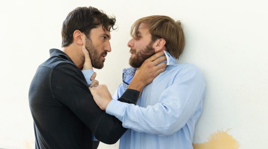 Da sinistra: Luigi Miele (Damiano) e Andrea Genovese (Carmine) in una scena di “Un Posto Al Sole”. Credits: Rai.
