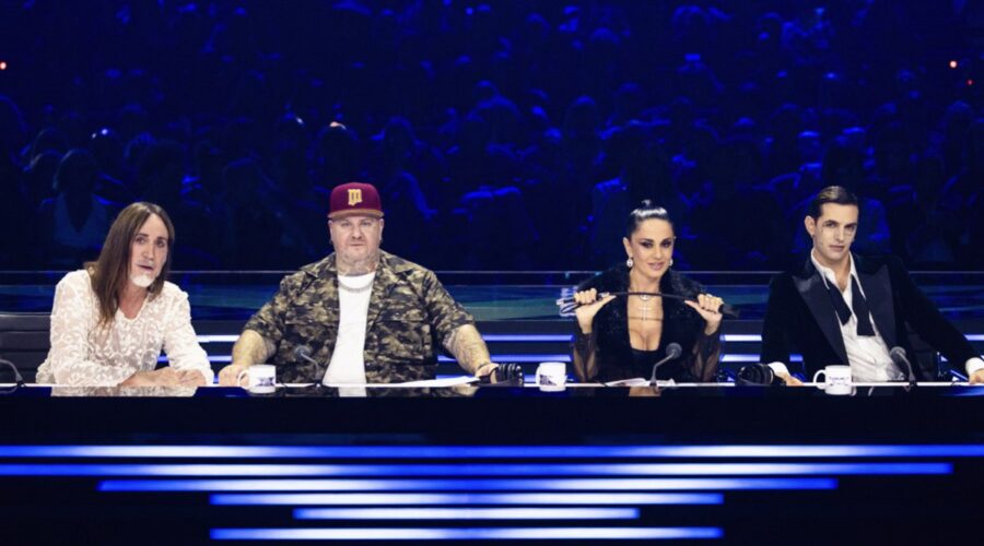Da sinistra: Manuel Agnelli, Jake La Furia, Paola Iezzi e Achille Lauro al primo live di “X Factor 2024”. Credits: Virginia Bettoja/Sky.