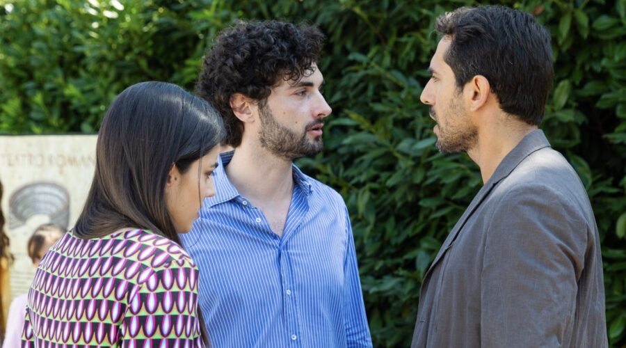 Da sinistra: Gina Amarante (Manuela), Luca Turco (Niko) e Antonio Fiore (Costabile) in una scena di “Un Posto al Sole”, Credits: Rai.