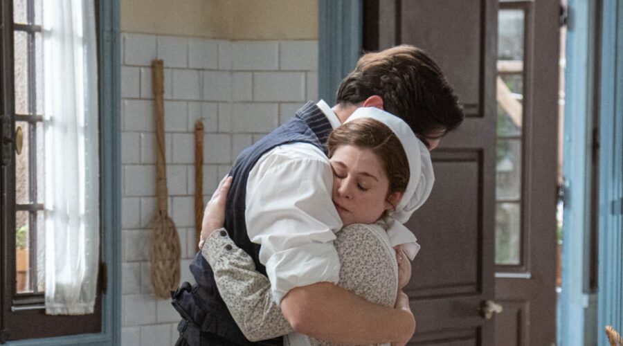 Mario García (Salvador Romea); Sara Molina (Maria Fernandez) In La Promessa Credits Rete In Rete