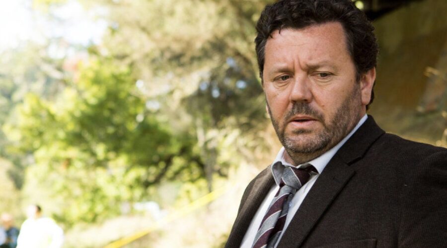 Neill Rea (Mike Shepherd) in una scena de “I Misteri Di Brokenwood” Credits: Giallo.
